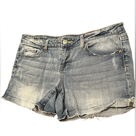 Aeropostale Medium Wash Distressed Midi Jean Shorts with Frayed Hem Size 8 - Picture 3 of 9